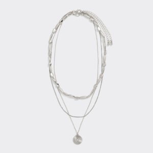 Collier court à chaînes multiples avec pendentif