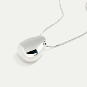 Collier long avec pendentif en forme de pierre en métal