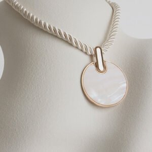 Collier court en corde avec pendentif nacré
